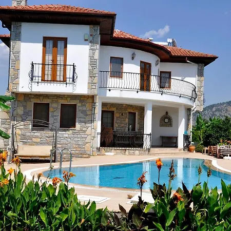 Iris - 5 Bedroom *