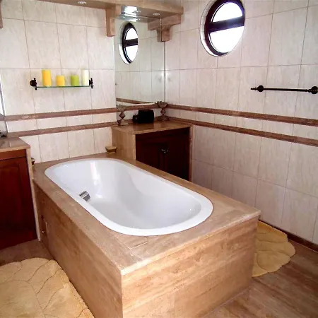 Iris - 5 Bedroom *